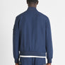 CHAQUETA EN TEJIDO IMPERMEABLE CON LOGOTIPO BORDADO EN EL PECHO