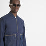 CHAQUETA EN TEJIDO IMPERMEABLE CON LOGOTIPO BORDADO EN EL PECHO