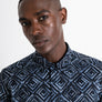 CAMISA "BARCELLONA" REGULAR FIT CON ESTAMPADO DE ROMBOS