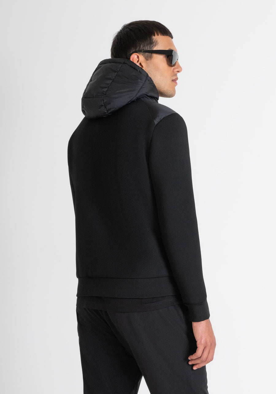 CHAQUETA SLIM FIT DE NAILON NEGRO