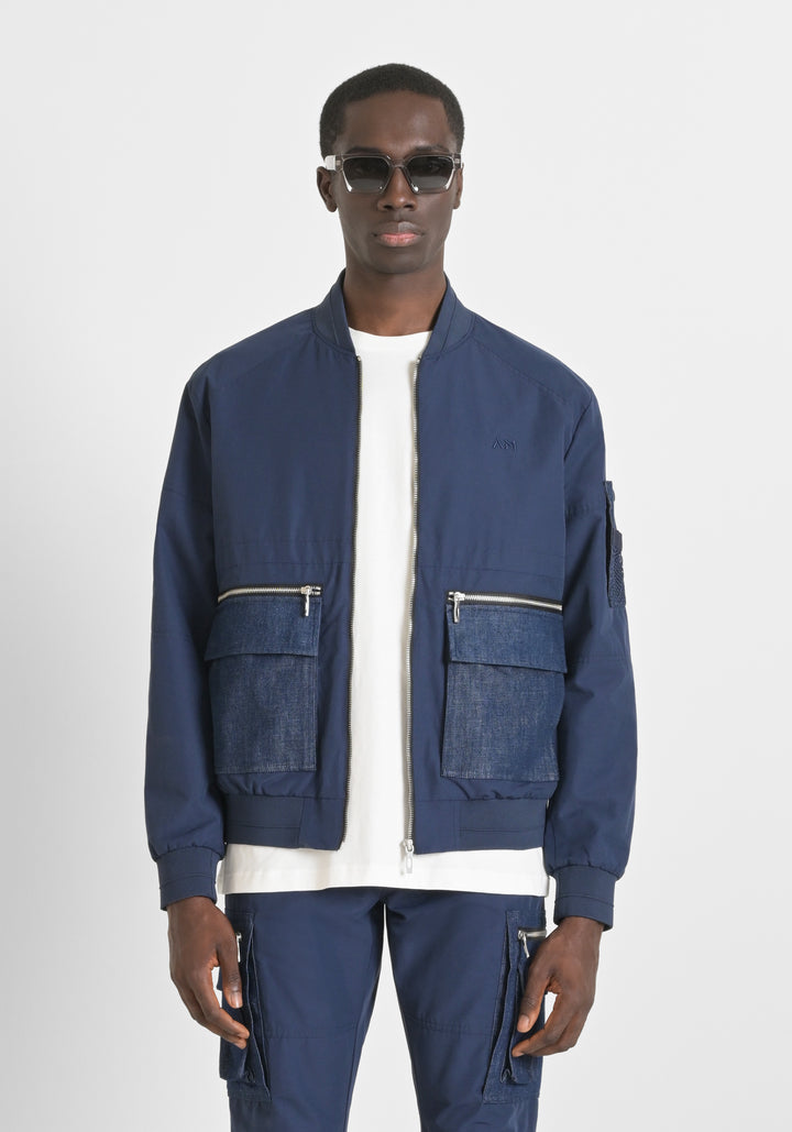 CHAQUETA EN TEJIDO IMPERMEABLE CON LOGOTIPO BORDADO EN EL PECHO
