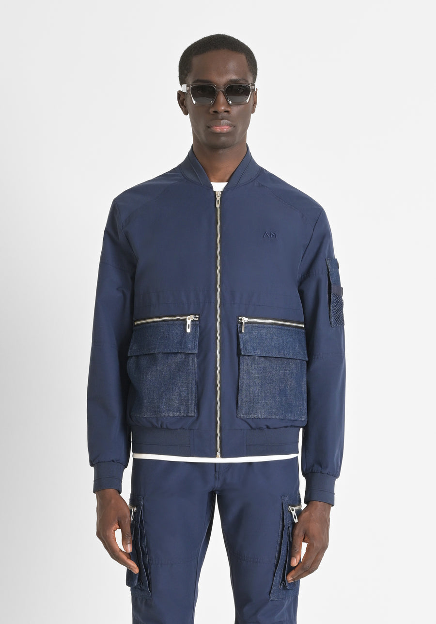 CHAQUETA EN TEJIDO IMPERMEABLE CON LOGOTIPO BORDADO EN EL PECHO