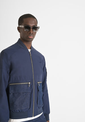 CHAQUETA EN TEJIDO IMPERMEABLE CON LOGOTIPO BORDADO EN EL PECHO