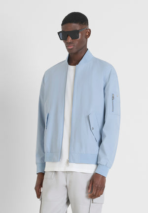 CHAQUETA REGULAR FIT DE COLOR LISO DE TEJIDO RIPSTOP