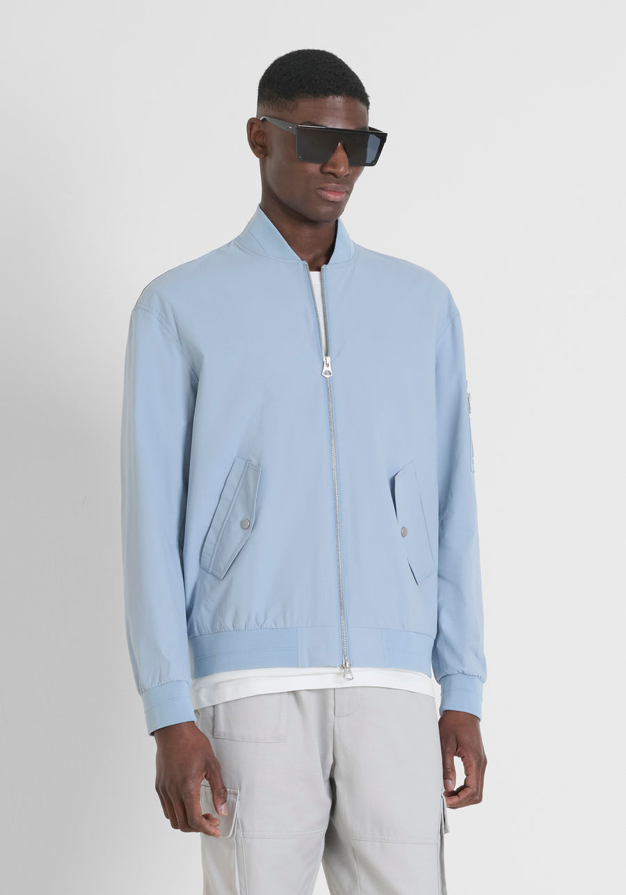 CHAQUETA REGULAR FIT DE COLOR LISO DE TEJIDO RIPSTOP