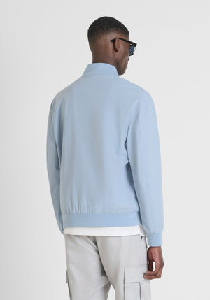 CHAQUETA REGULAR FIT DE COLOR LISO DE TEJIDO RIPSTOP