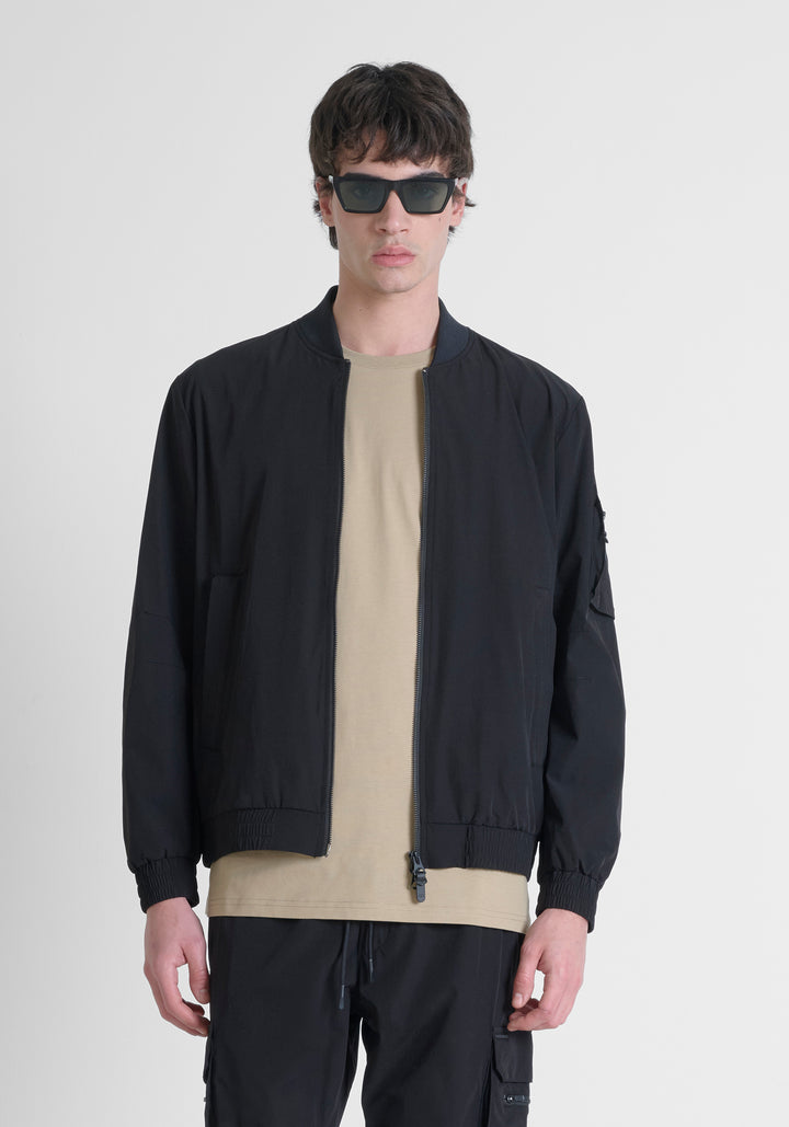 CHAQUETA REGULAR FIT DE TEJIDO ELÁSTICO DE COLOR NEGRO LISO