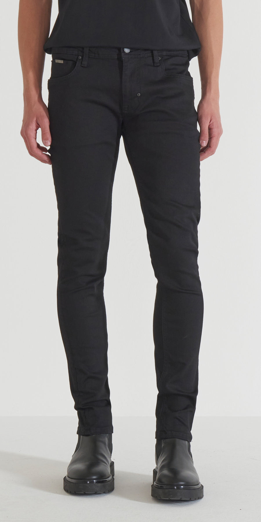 JEANS OZZY TAPERED FIT IN ICONIC BASIC BLACK STAY BLACK DENIM