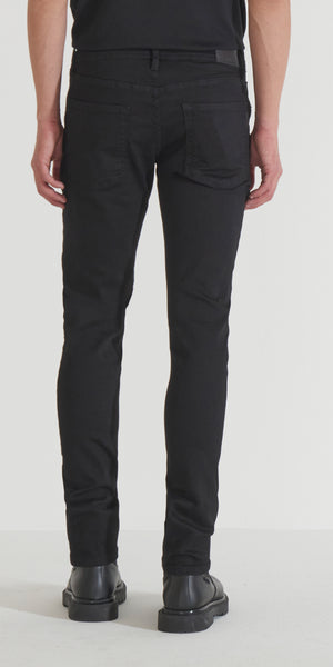 JEANS OZZY TAPERED FIT IN ICONIC BASIC BLACK STAY BLACK DENIM