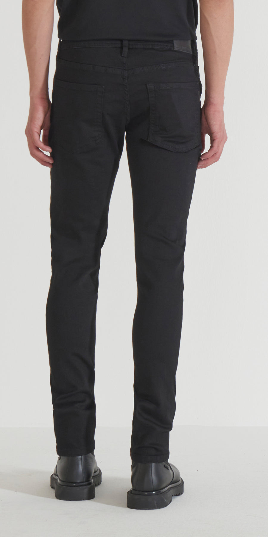JEANS OZZY TAPERED FIT IN ICONIC BASIC BLACK STAY BLACK DENIM