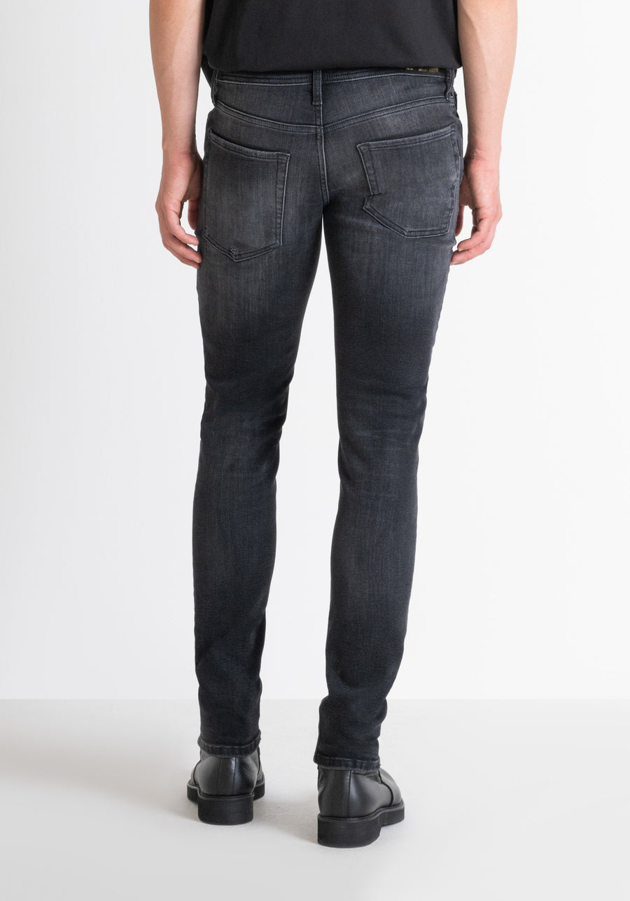 JEANS TAPERED OZZY IN BLACK BLACK DENIM VINTAGE GOLD LINE