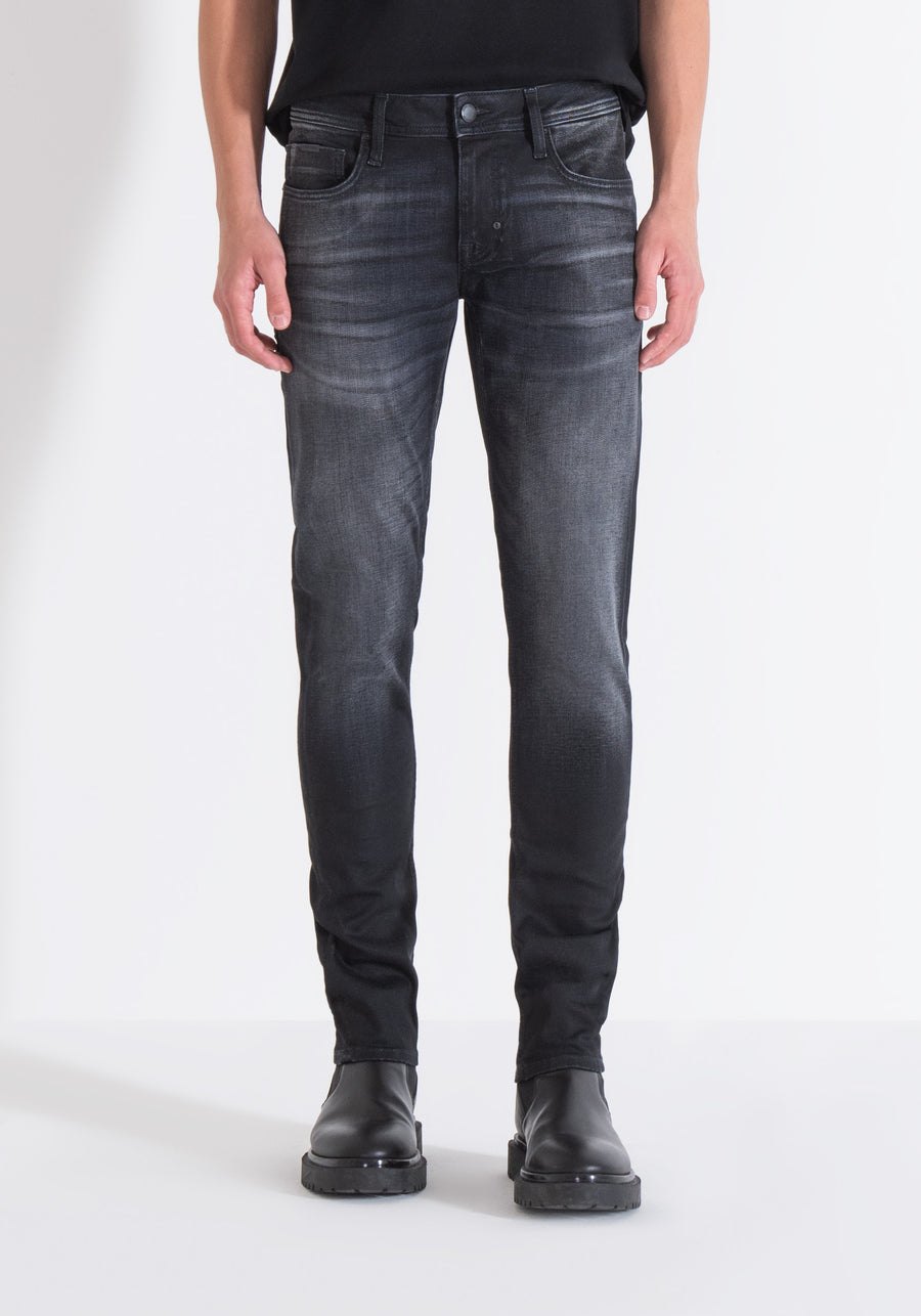 JEANS OZZY TAPERED FIT IN COATED BLACK BLACK DENIM