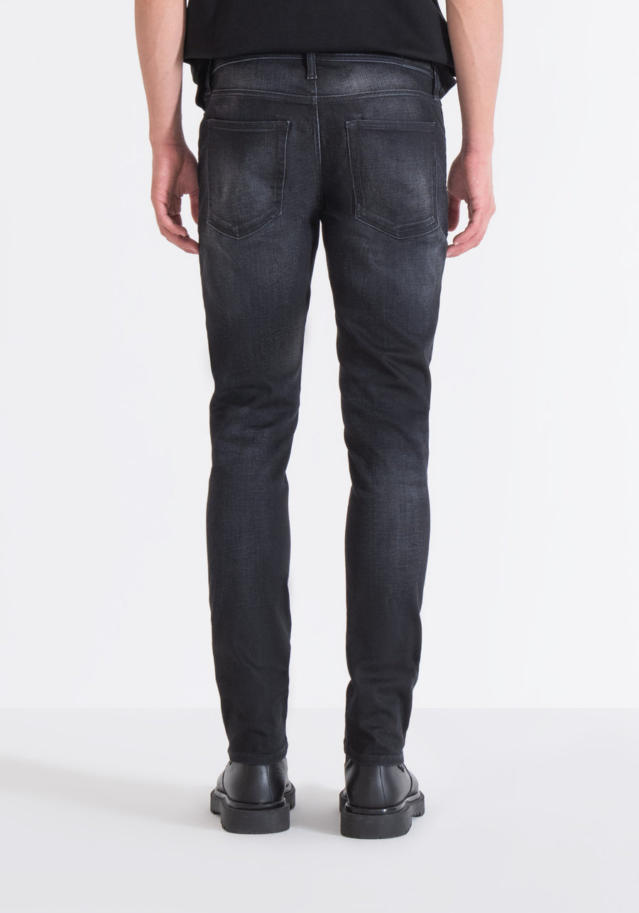 JEANS OZZY TAPERED FIT IN COATED BLACK BLACK DENIM