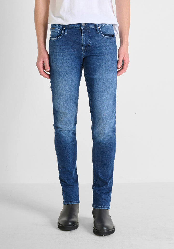 JEANS «OZZY» TAPERED FIT EN AZUL