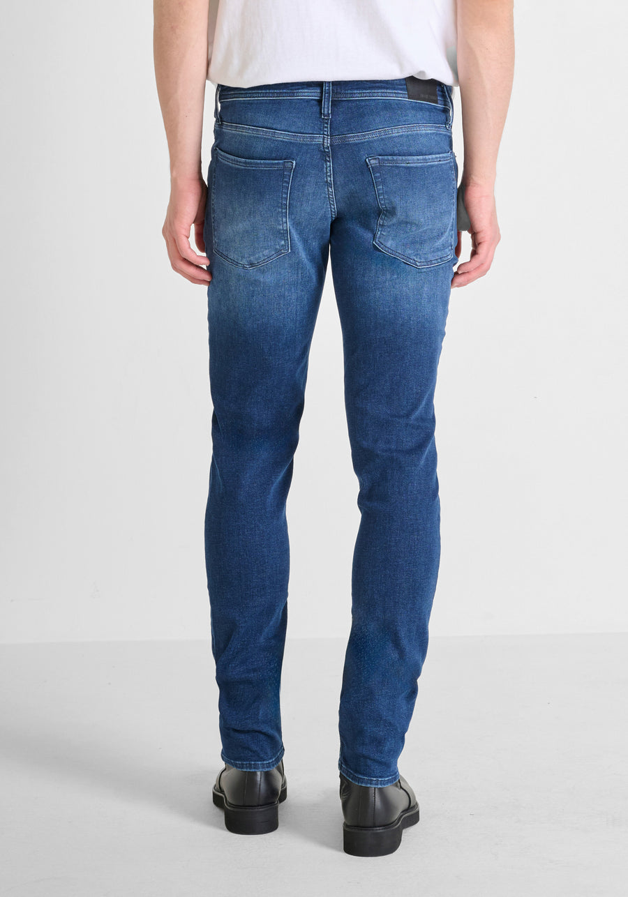 JEANS «OZZY» TAPERED FIT EN AZUL