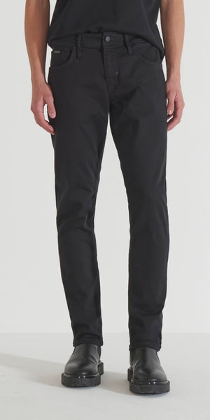 JEANS KURT COMFORT TAPERED FIT IN ICONIC BLACK STAY BLACK DENIM