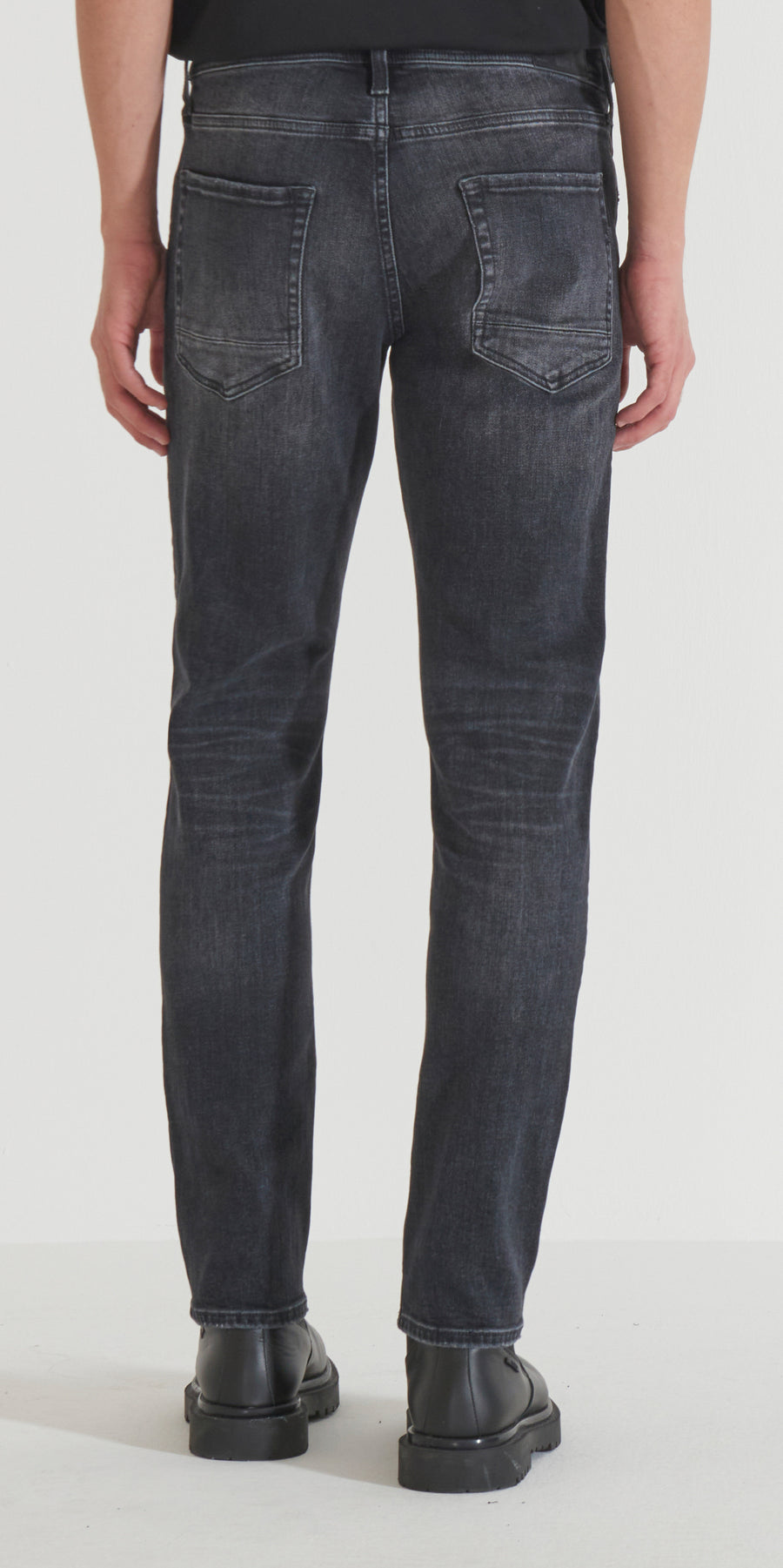 JEANS KURT COMFORT TAPERED FIT IN ICONIC BLACK BLACK DENIM