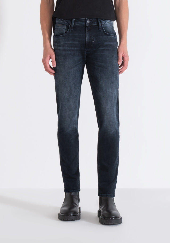 JEANS KURT COMFORT TAPERED FIT IN ICONIC BLUE DENIM