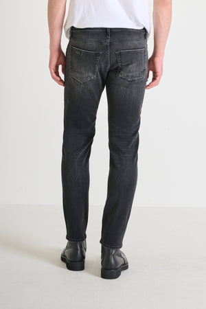 JEANS «KURT» COMFORT TAPERED FIT EN NEGRO