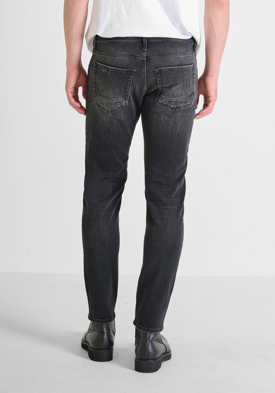 JEANS «KURT» COMFORT TAPERED FIT EN NEGRO