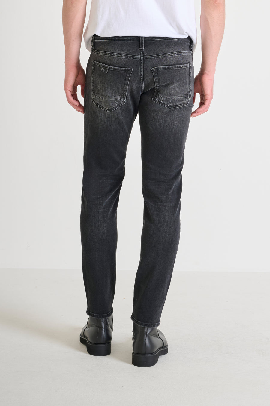 JEANS «KURT» COMFORT TAPERED FIT EN NEGRO