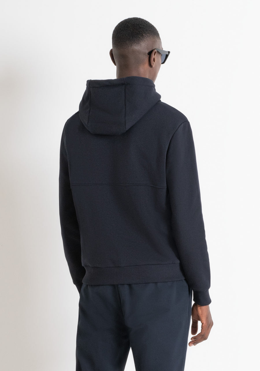 HOODIE CON CAPUCHA RELAXED FIT DE TEJIDO SOSTENIBLE