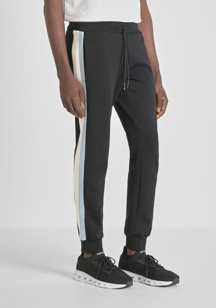 PANTS SLIM FIT DE MEZCLA DE ALGODÓN CON BANDAS BICOLOR EN CONTRASTE