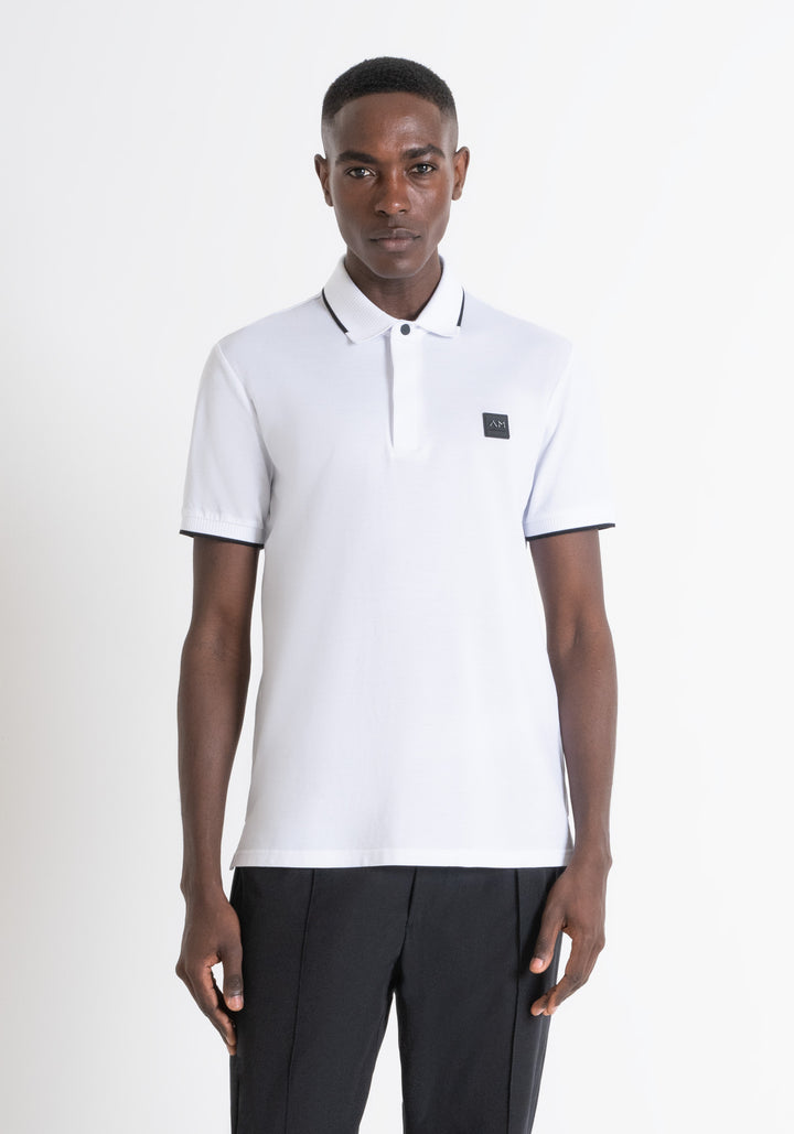 POLO REGULAR FIT DE PIQUÉ DE ALGODÓN BLANCO Y CON LOGOTIPO RESALTADO