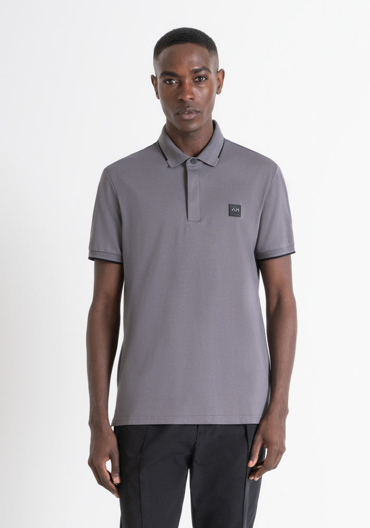 POLO REGULAR FIT DE ALGODÓN Y CON LOGOTIPO RESALTADO