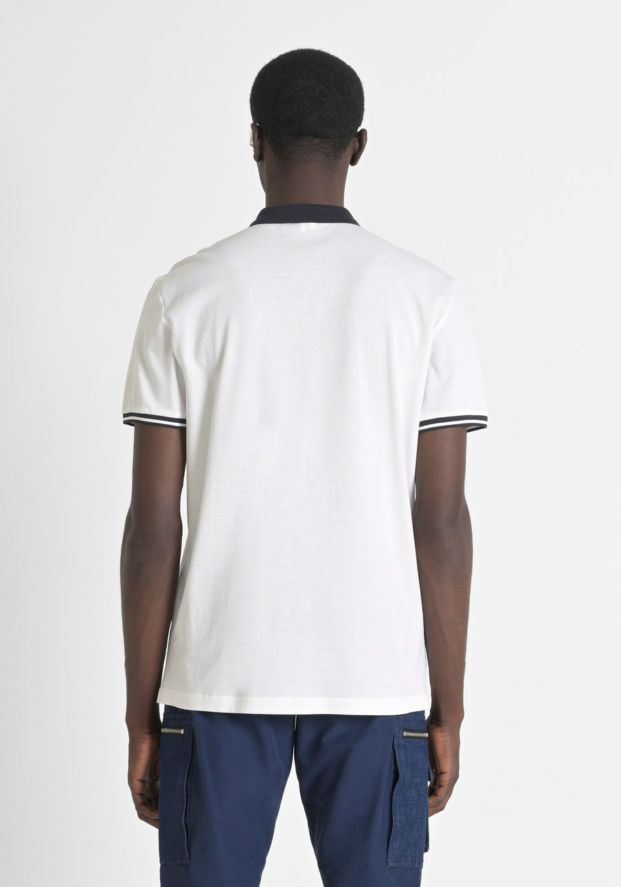 POLO REGULAR FIT DE ALGODÓN 100 % CON CREMALLERA Y PARCHE CON LOGOTIPO EN EL PECHO