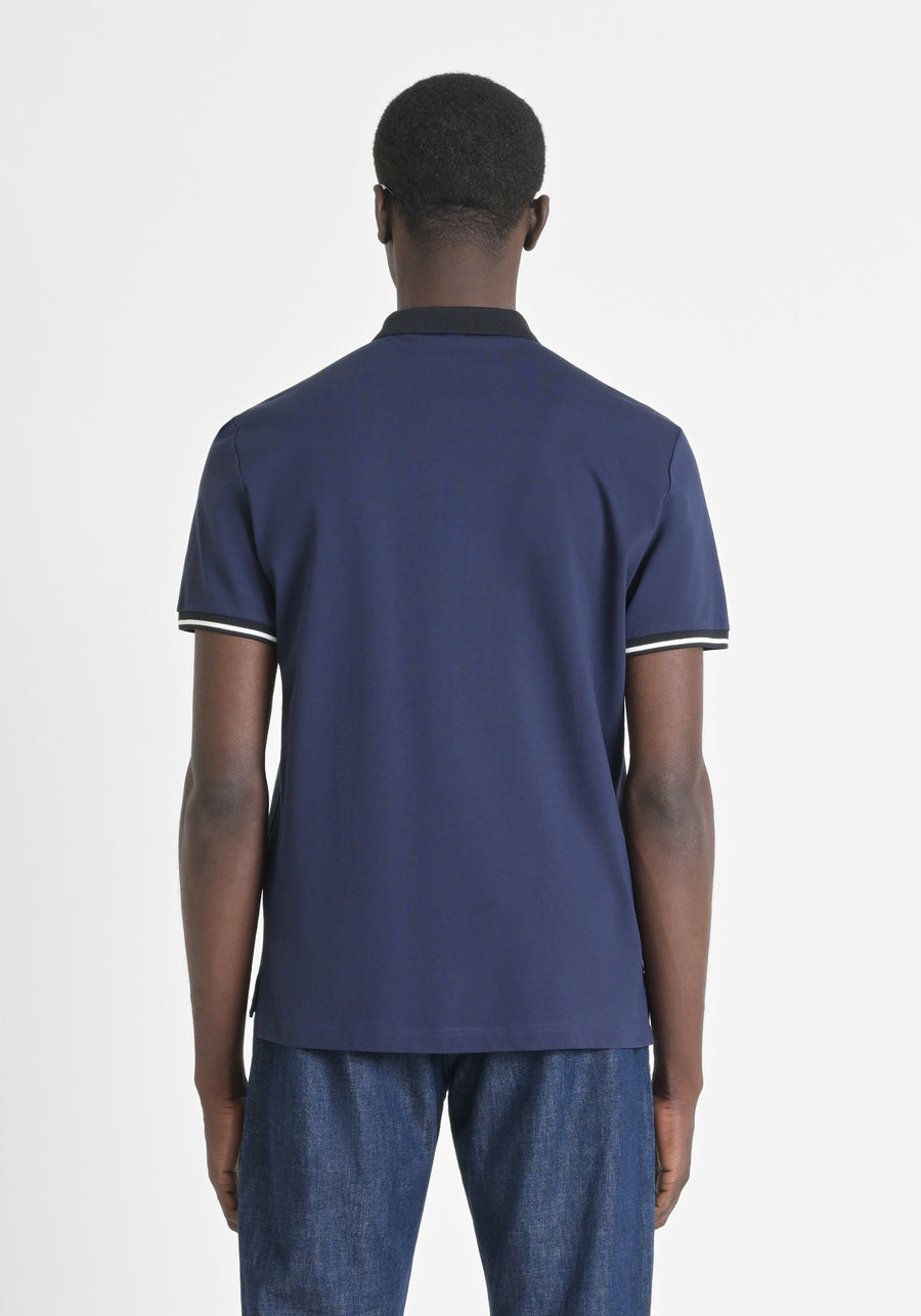 POLO REGULAR FIT DE ALGODÓN 100 % CON CREMALLERA Y PARCHE CON LOGOTIPO EN EL PECHO