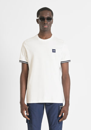 T SHIRT REGULAR FIT DE PUNTO DE ALGODÓN 100 % CON PARCHE CON EL LOGOTIPO Y DETALLES EN CONTRASTE