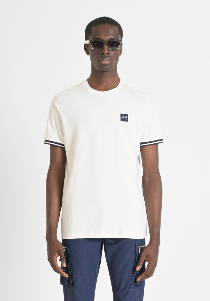 T SHIRT REGULAR FIT DE PUNTO DE ALGODÓN 100 % CON PARCHE CON EL LOGOTIPO Y DETALLES EN CONTRASTE