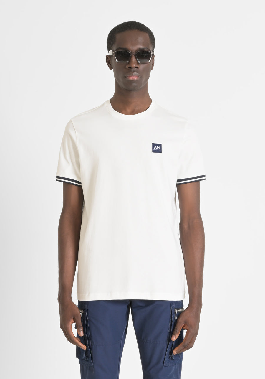 T SHIRT REGULAR FIT DE PUNTO DE ALGODÓN 100 % CON PARCHE CON EL LOGOTIPO Y DETALLES EN CONTRASTE