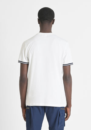T SHIRT REGULAR FIT DE PUNTO DE ALGODÓN 100 % CON PARCHE CON EL LOGOTIPO Y DETALLES EN CONTRASTE