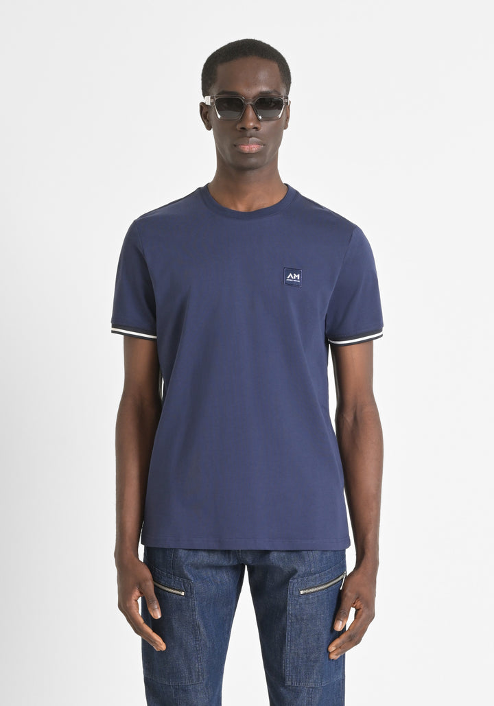 CAMISETA REGULAR FIT DE PUNTO DE ALGODÓN 100 % CON PARCHE CON EL LOGOTIPO Y DETALLES EN CONTRASTE