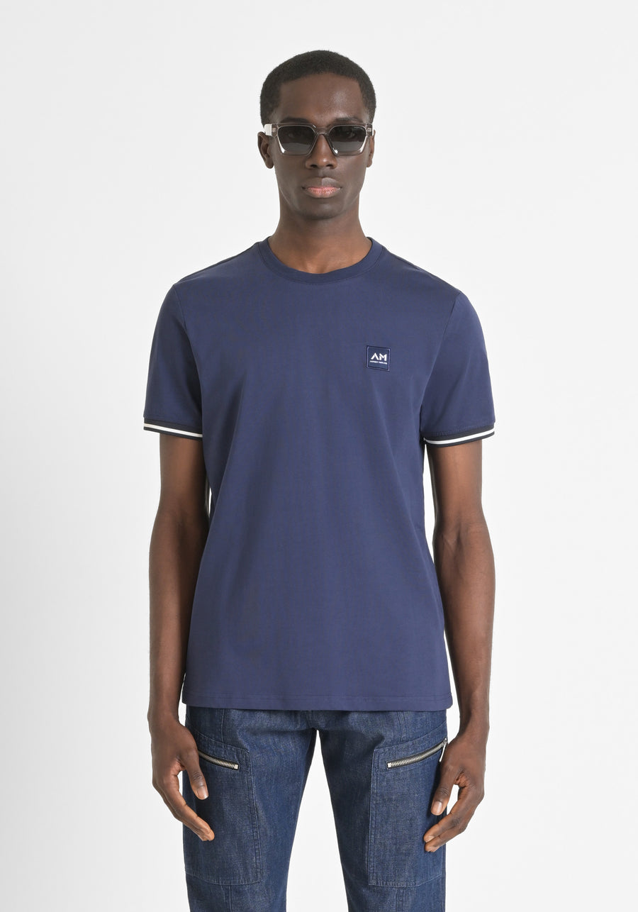 CAMISETA REGULAR FIT DE PUNTO DE ALGODÓN 100 % CON PARCHE CON EL LOGOTIPO Y DETALLES EN CONTRASTE