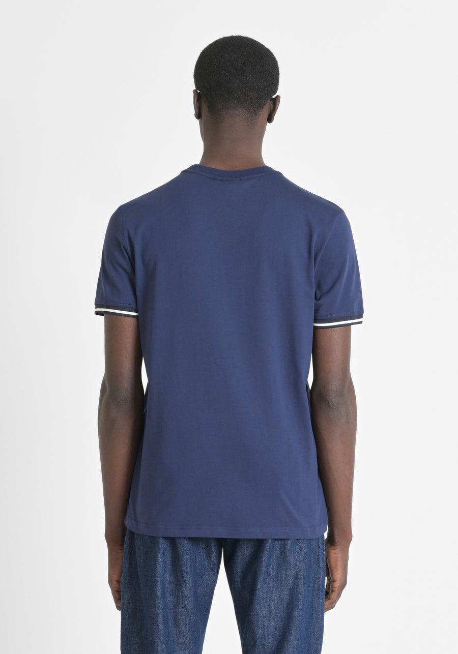 CAMISETA REGULAR FIT DE PUNTO DE ALGODÓN 100 % CON PARCHE CON EL LOGOTIPO Y DETALLES EN CONTRASTE