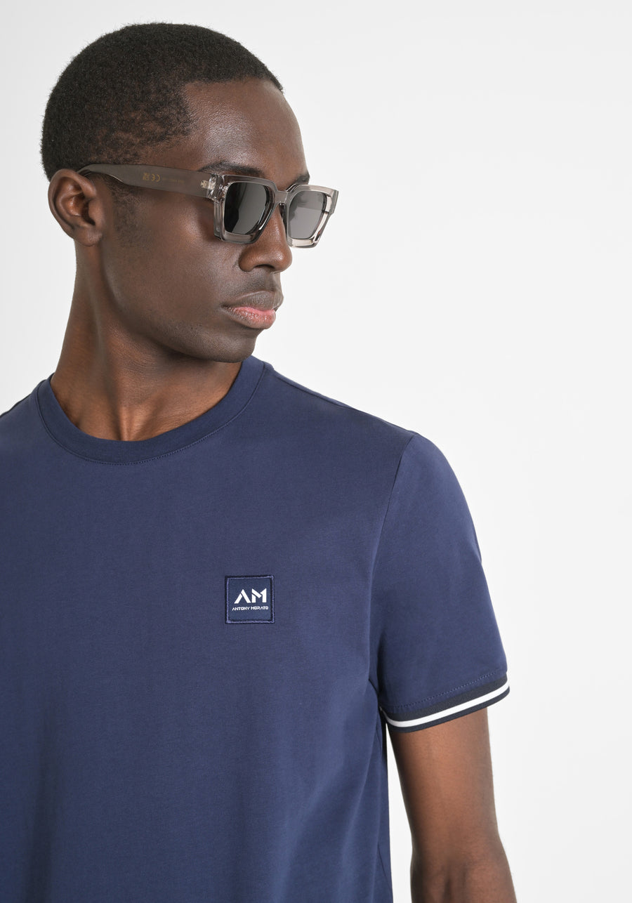 CAMISETA REGULAR FIT DE PUNTO DE ALGODÓN 100 % CON PARCHE CON EL LOGOTIPO Y DETALLES EN CONTRASTE