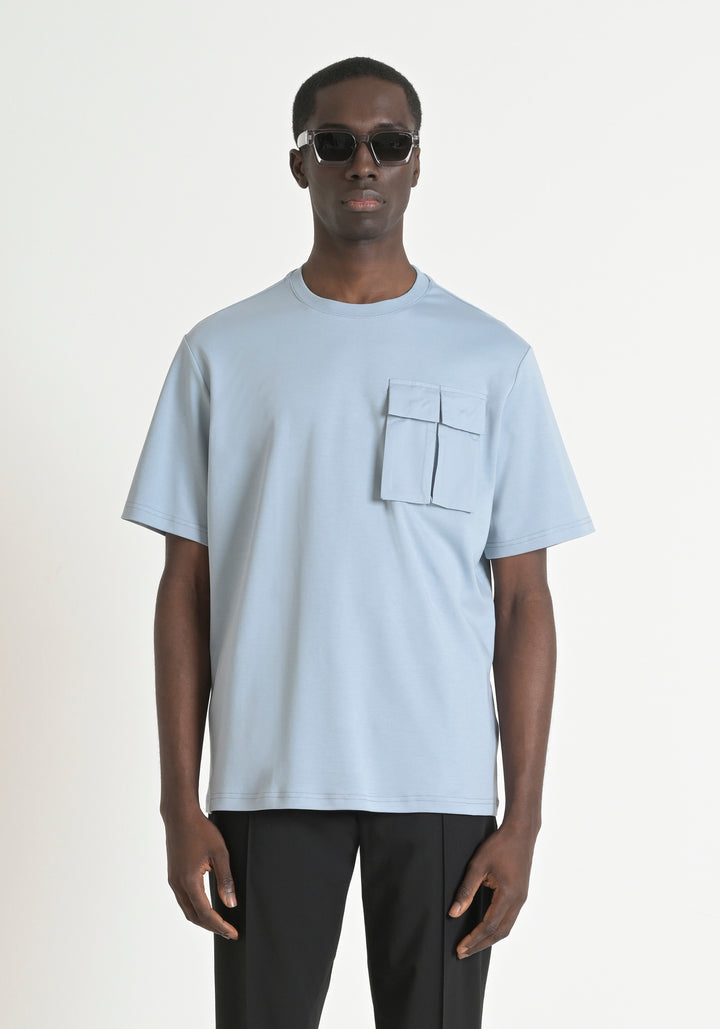 T-SHIRT RELAXED CON BOLSILLO DE SOLAPA
