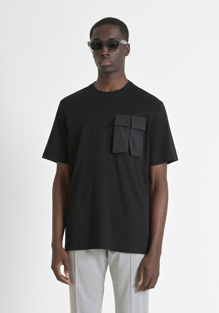 T-SHIRT RELAXED CON BOLSILLO DE SOLAPA