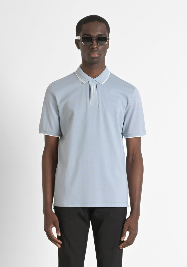 POLO REGULAR FIT CON LOGOTIPO BORDADO COLOR SKY