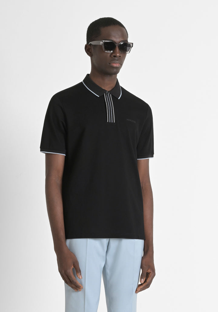 POLO REGULAR FIT CON LOGOTIPO COLOR NEGRO