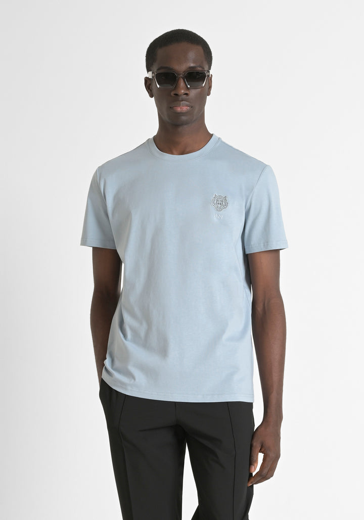 CAMISETA REGULAR FIT DE PUNTO DE ALGODÓN CON PARCHE DE TIGRE DE GOMA COLOR SKY