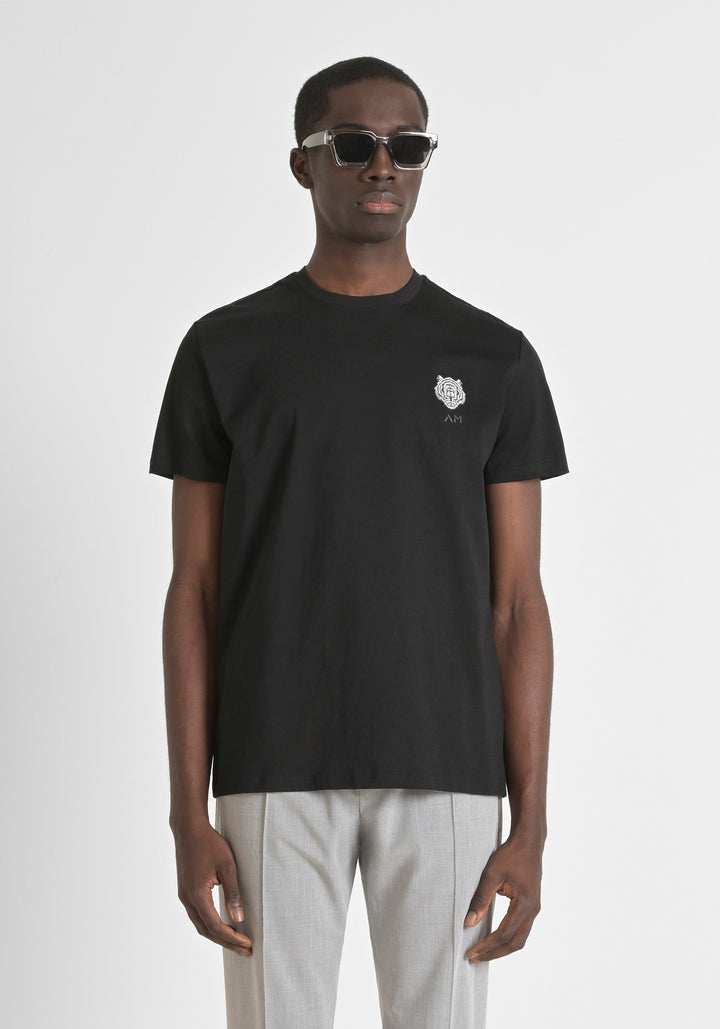CAMISETA REGULAR FIT DE PUNTO DE ALGODÓN CON PARCHE DE TIGRE DE GOMA NEGRA