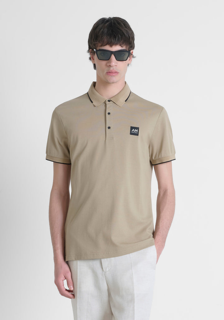 POLO SLIM FIT DE PURO ALGODÓN CON PATRÓN GEOMÉTRICO INTEGRAL Y LOGOTIPO EN RELIEVE BEIGE