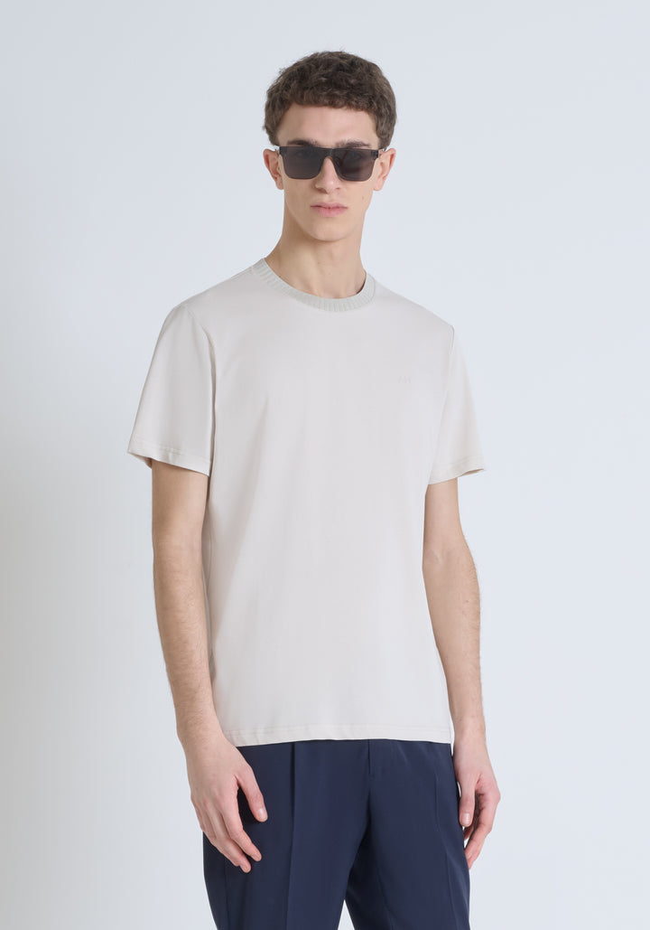 T-SHIRT RELAXED DE PUNTO DE ALGODÓN CON LOGOTIPO EN RELIEVE TONO SOBRE TONO