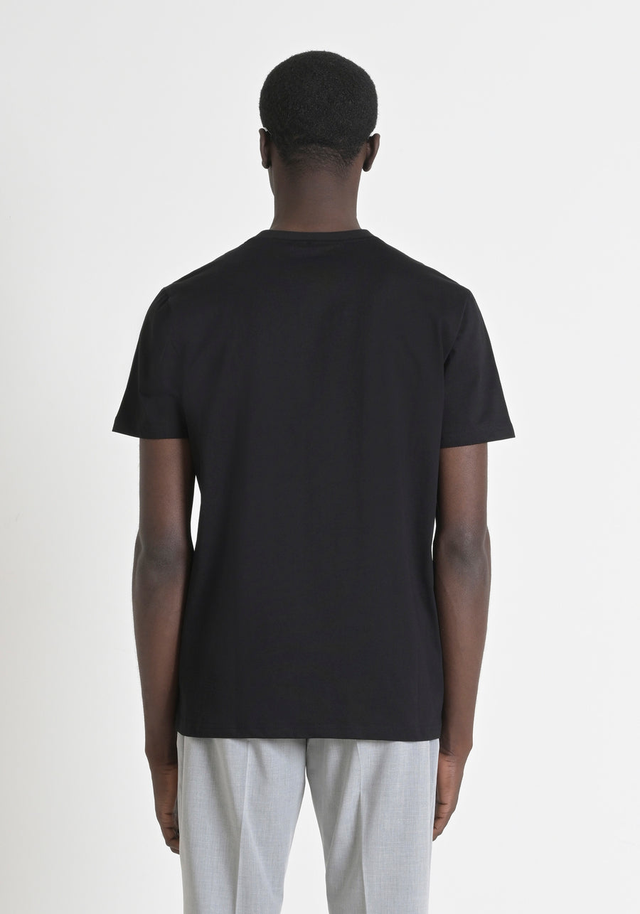 T-SHIRT REGULAR FIT DE PUNTO DE ALGODÓN 100 % CON CUELLO ACANALADO Y MONOGRAMA A JUEGO