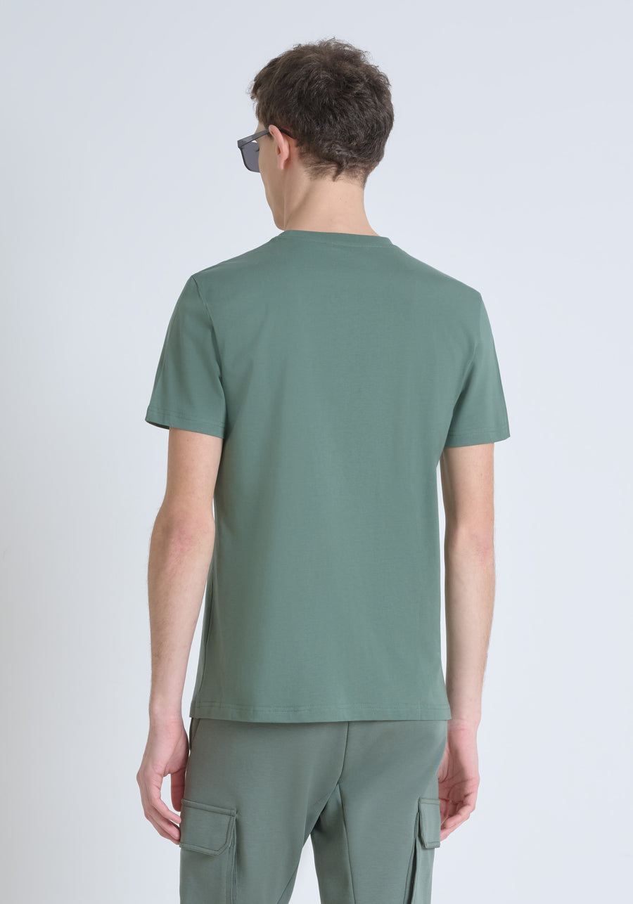T-SHIRT REGULAR FIT DE ALGODÓN CON LOGOTIPO ESTAMPADO.
