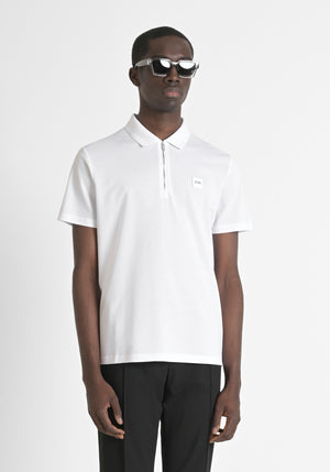 POLO REGULAR FIT DE PUNTO DE ALGODÓN 100 % CON PARCHE COSIDO Y MONOGOTIPO EN CONTRASTE
